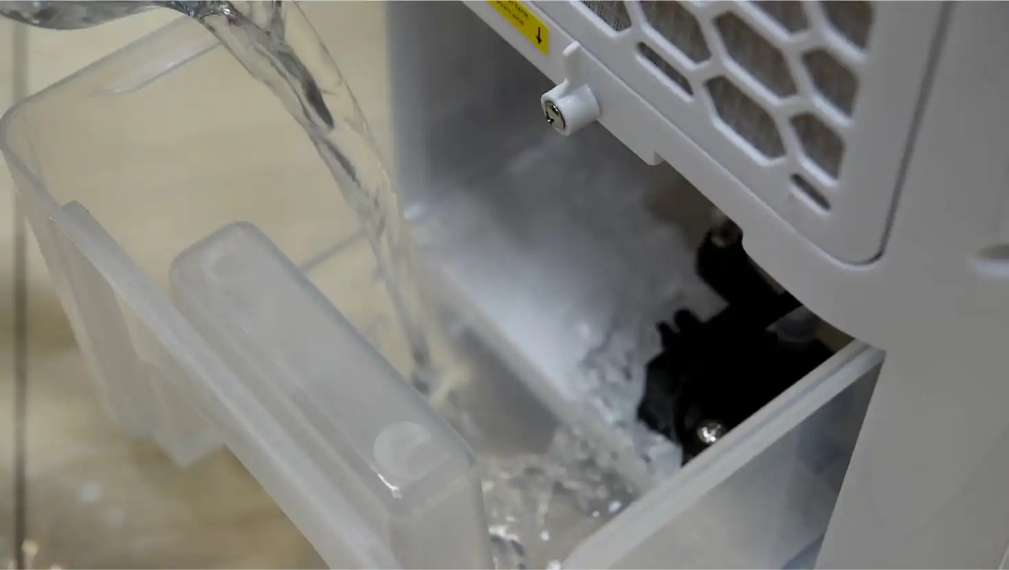 ใส่น้ำใน พัดลมไอเย็น