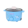 หม้อต้มไฟฟ้า Cinnamoroll KW-135 ปี 2026 มุมเฉียงและช่องเสียบสายไฟ